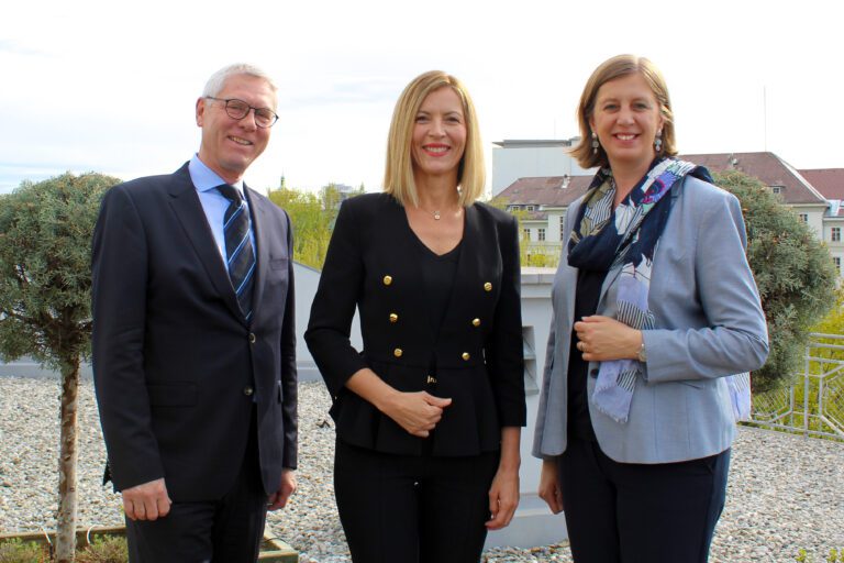 Gruppenbild mit Johann Harer, Lejla Pock und Barbara Eibinger-Miedl