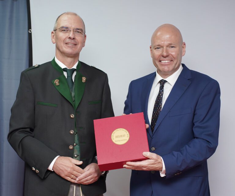 Payer CEO, Herrn Mag. Michael Viet (links), mit dem österreichischen Botschafter in Malaysia, Herrn Mag. Andreas Launer (rechts)